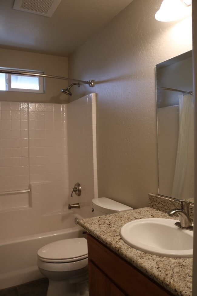 Building Photo - Gorgeous, spacious 3/2.5 with garage and o...