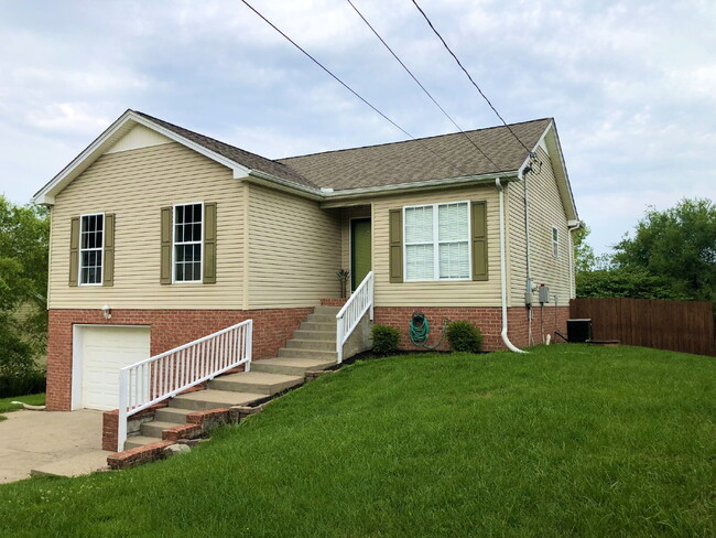 Building Photo - Updated Goodlettsville Home | 3BR with Deck, Fenced Yard & W/D Included