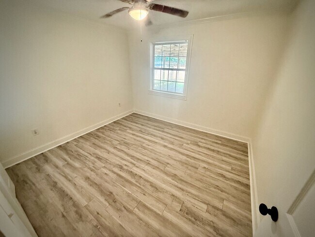 Building Photo - 102 Channel Ln