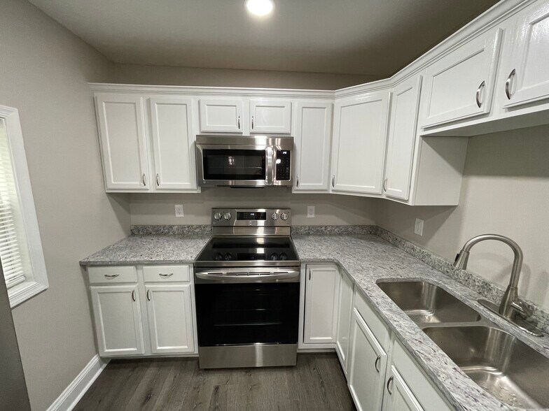 Kitchen - 903 Queens Ct