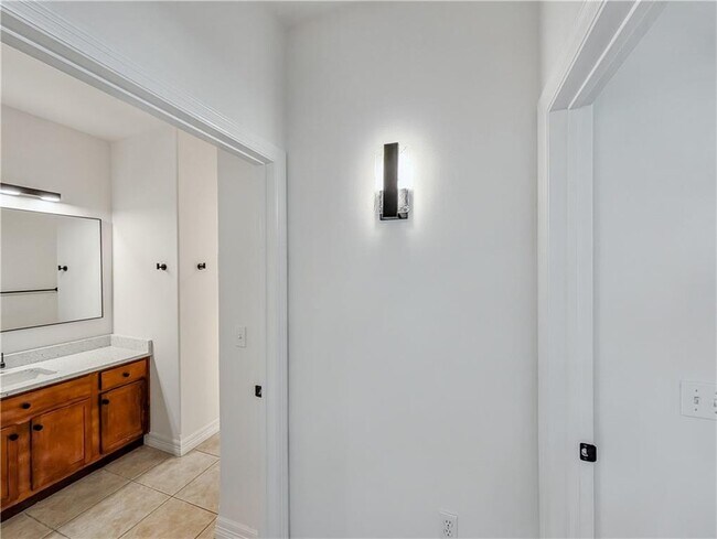 Building Photo - 904 Dixson St