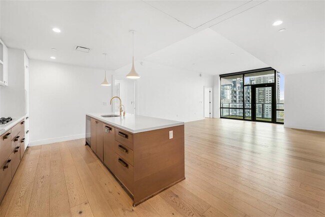 Building Photo - 70 Rainey St