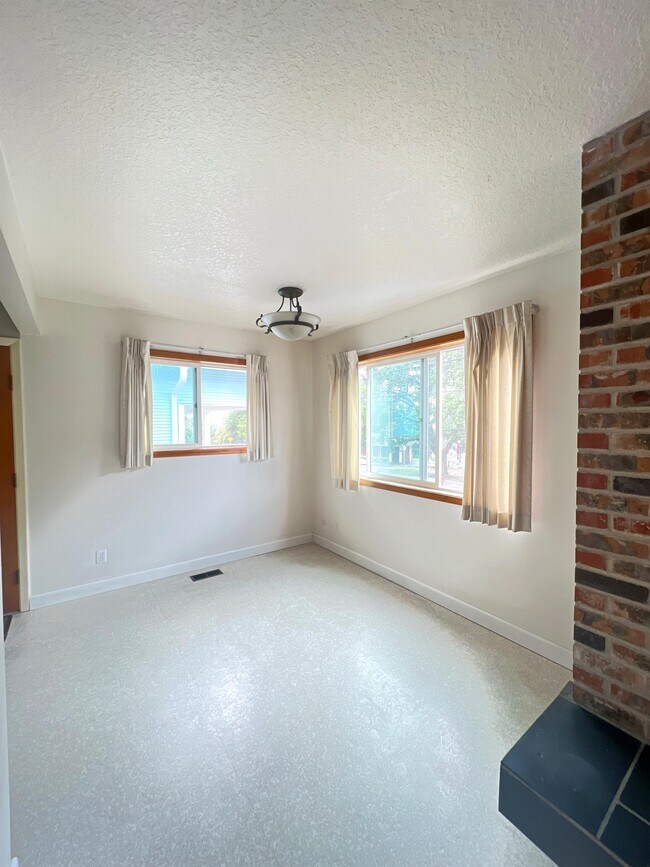 Building Photo - 3385 SE 10th Ave