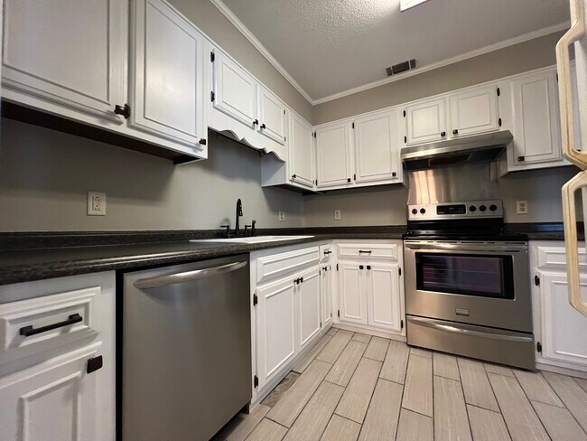 Building Photo - 31 Somerset Townhouse