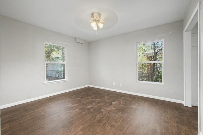 Building Photo - 2319 Glengariff Dr