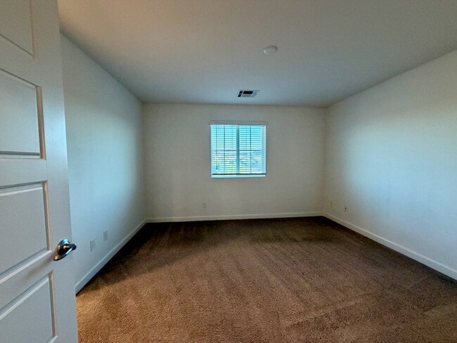 Building Photo - 3 BED 2.5 BATH 2 CAR GARAGE TOWNHOUSE FOR RENT LOCATED IN CADENCE MASTER COMMUNITY