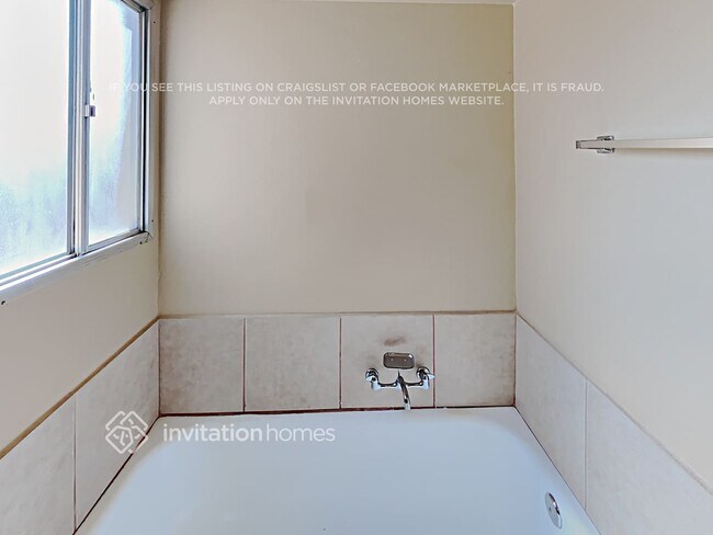 Building Photo - 3433 W Paradise Dr