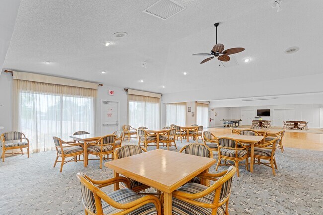 Building Photo - 8555 Bella Vista Dr