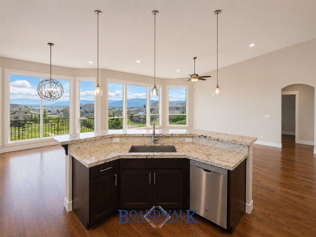 Building Photo - 793 Valley View Way