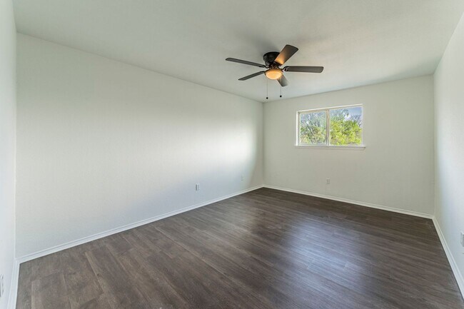 Building Photo - Sable Ln Duplex