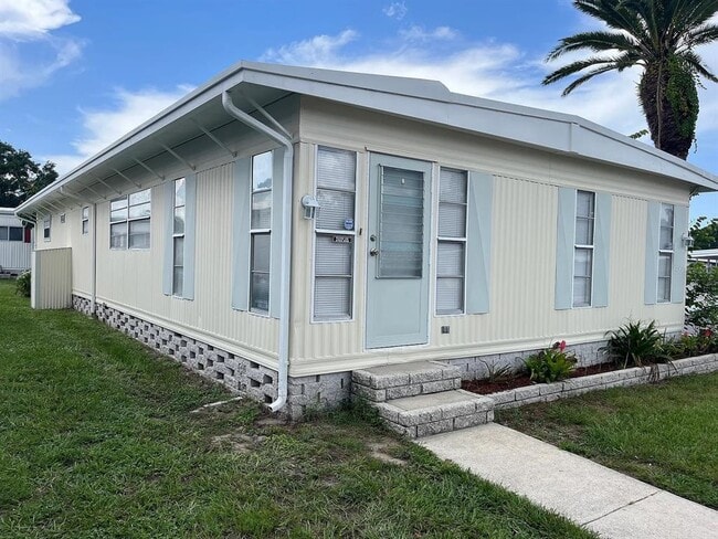 Building Photo - 15435 Lakeshore Villa St