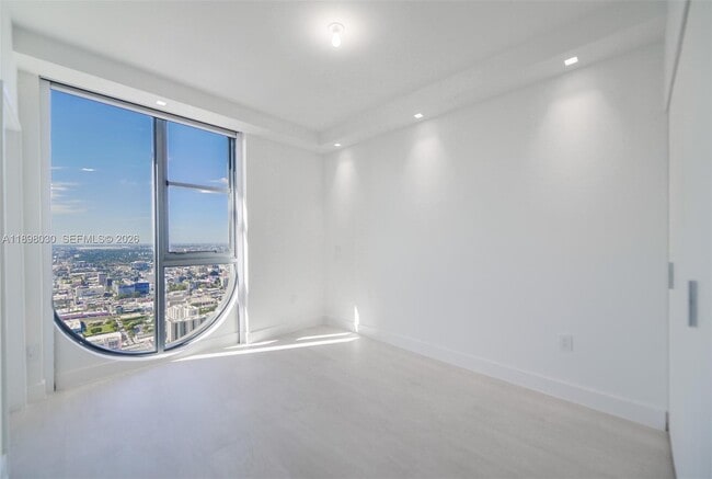 Building Photo - 700 NE 24th St