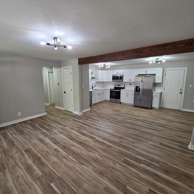 Building Photo - Beautiful 4 bedrooms and 2 full baths home located on E 113th St in Kansas City, MO