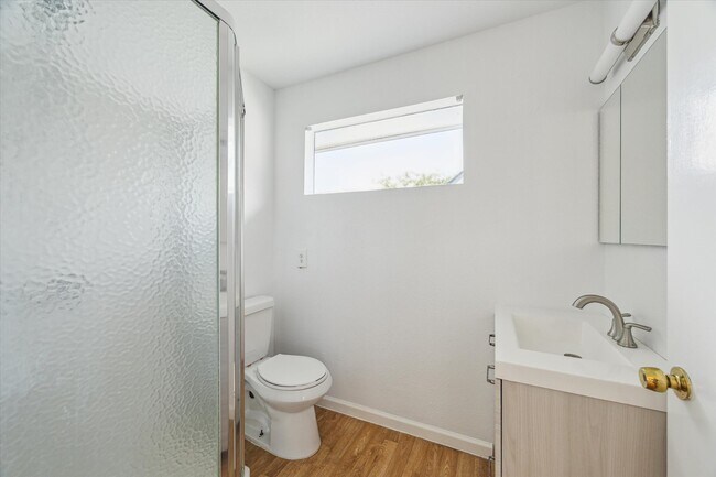 Building Photo - 208 E 12th St