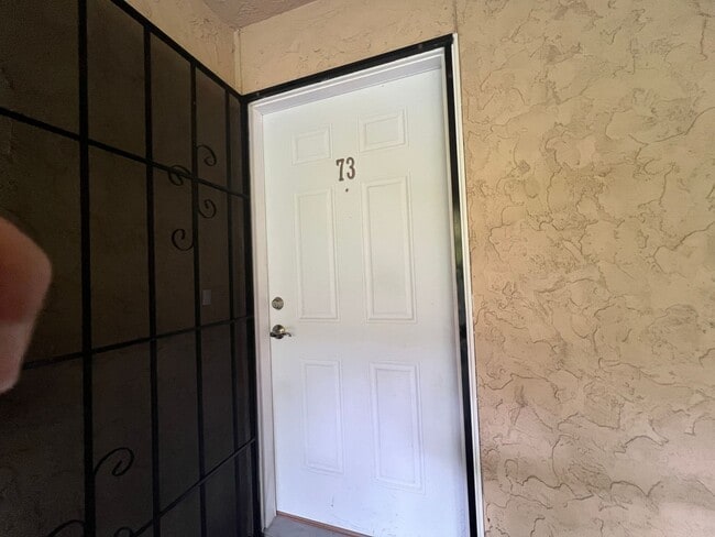 Building Photo - Renovated Top-Floor Condo in Prime Kirklan...