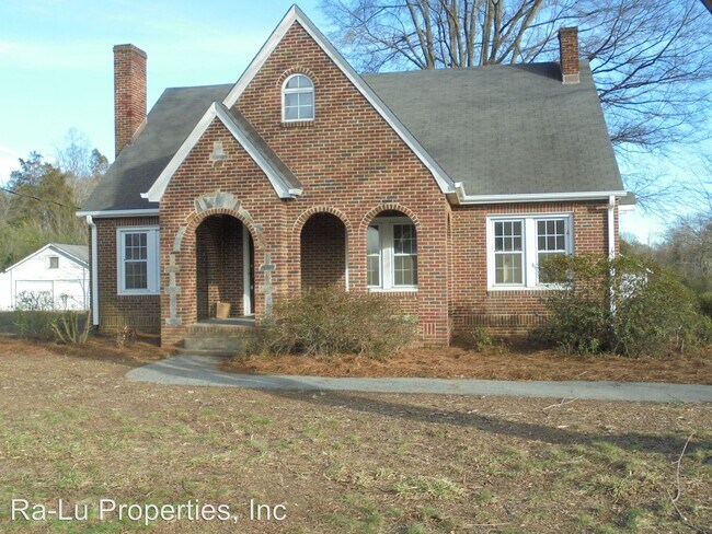 Primary Photo - 3 br, 1 bath House - 2881 Hwy 66 South