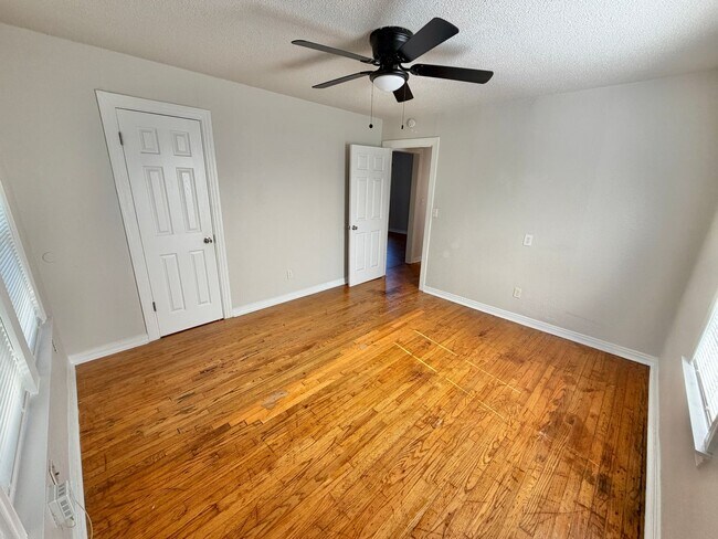 Building Photo - 4 Bedroom home!