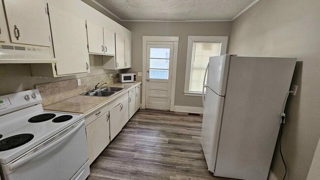 Building Photo - 5614 6th Ave