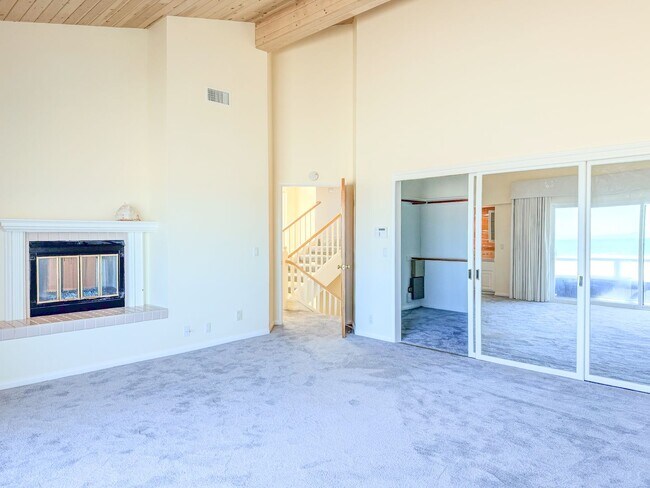 Building Photo - Stunning Oceanfront 3 Bed 3 Bed | Hollywoo...