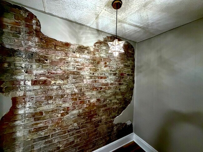 Building Photo - 415 S James St