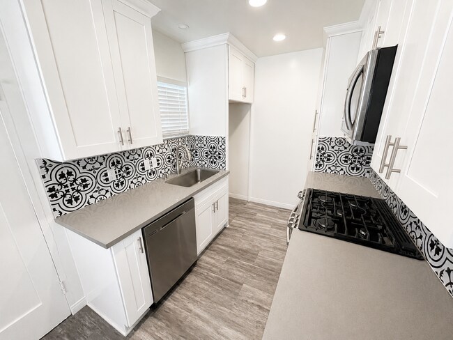 Building Photo - Completely Remodeled Spanish Style Midtown Apartment! Air Conditioning!