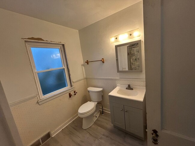 Building Photo - 3 BR/1.5 BA