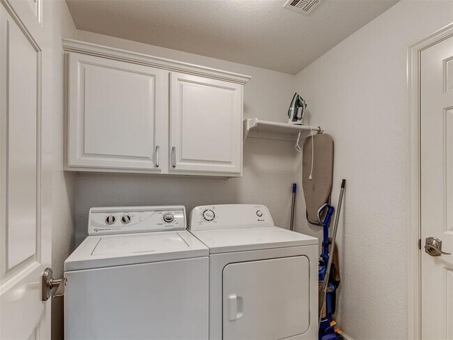 Building Photo - 6162 N Brookline Ave