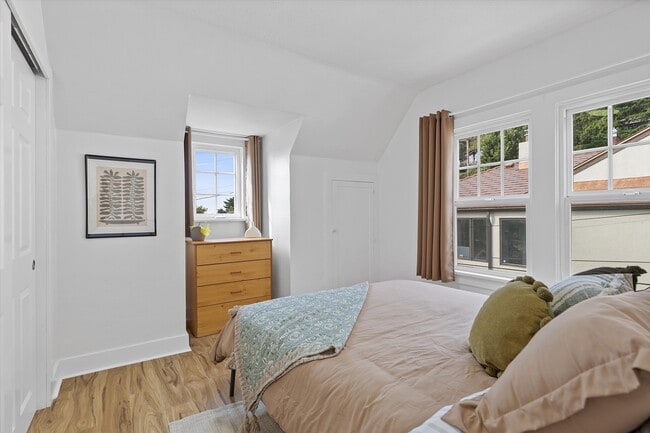 Building Photo - 7227 SE Hawthorne Blvd