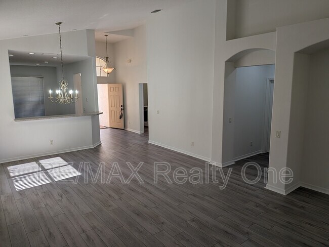 Building Photo - 589 W Doerr Path