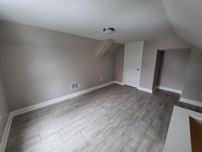 Building Photo - 137 Peck Ave