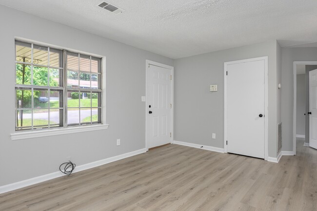 Building Photo - 7742 Holiday Hills Cir