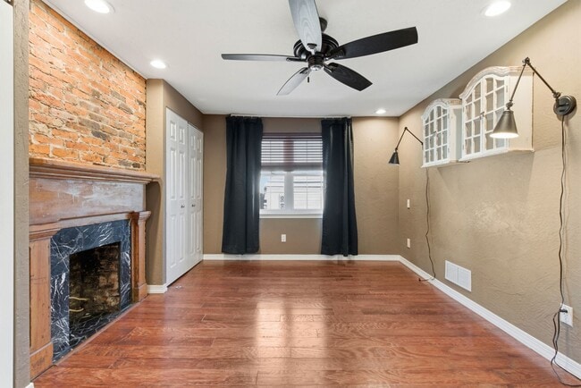 Building Photo - Charming 3 Bedroom/4 Bathroom Detached Home Located In The South Side Flats.  Available Immediately.