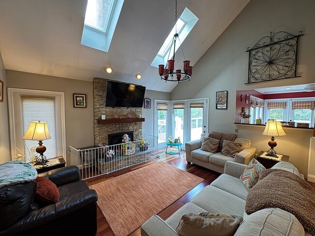 Building Photo - Fantastic 5 Bed 5.5 Bath Single Family Hom...