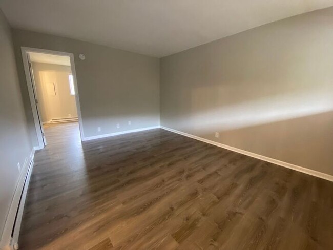 Building Photo - FULLY REMODELED West End Condo! Convenient...