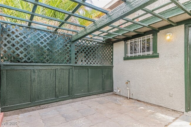 Building Photo - 557 Chelsea Dr