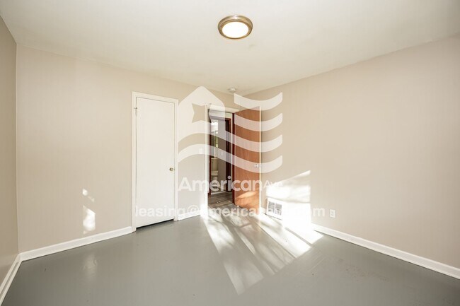Building Photo - 158 Hawk Ave