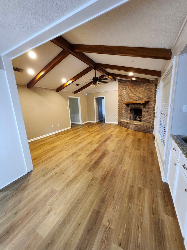 Building Photo - 1533 Rue Desiree