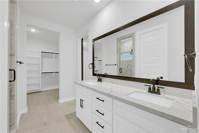 Building Photo - 25 Nerine Ave