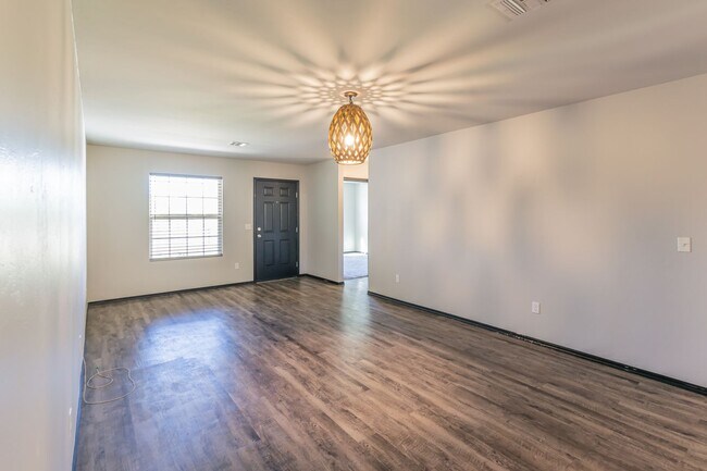 Building Photo - Beautiful 4 Bed 2 Bath in the Heart of Noble!