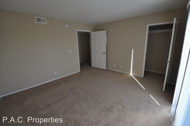 Building Photo - 2 br, 1.5 bath Apartment - 5340 Whitsett A...
