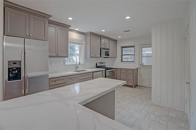 Building Photo - 9917 Cedardale Dr