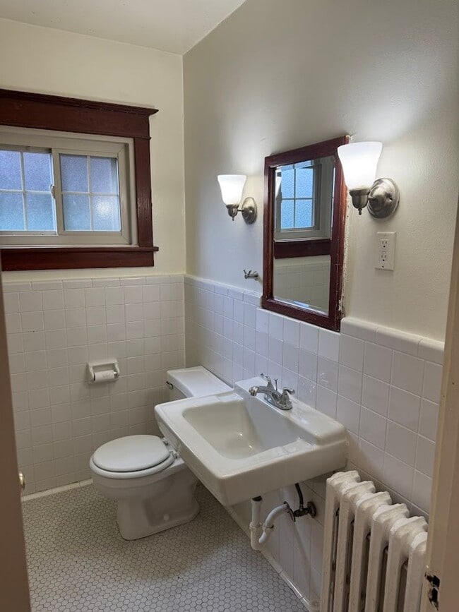 Building Photo - Open & Bright! 3 bedroom duplex