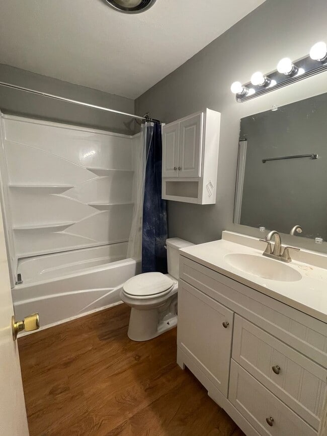 Building Photo - 2 bed/ 1 bath duplex with Carport