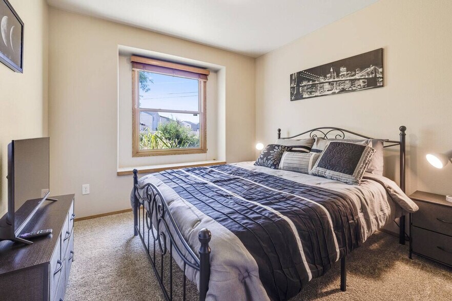 Building Photo - 2416 S Tiger Lily Dr