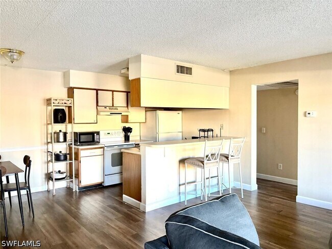 Building Photo - 5315 Summerlin Rd