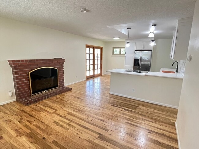 Building Photo - Charming 3-Bedroom Home - Close to Everything - Tons of Upgrades