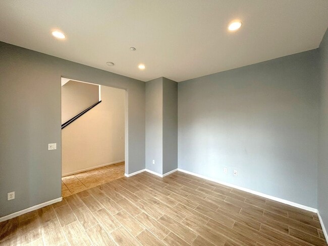 Building Photo - Beautiful Multi-Level 2-Bedroom Condo in Victoria Gardens HOA!