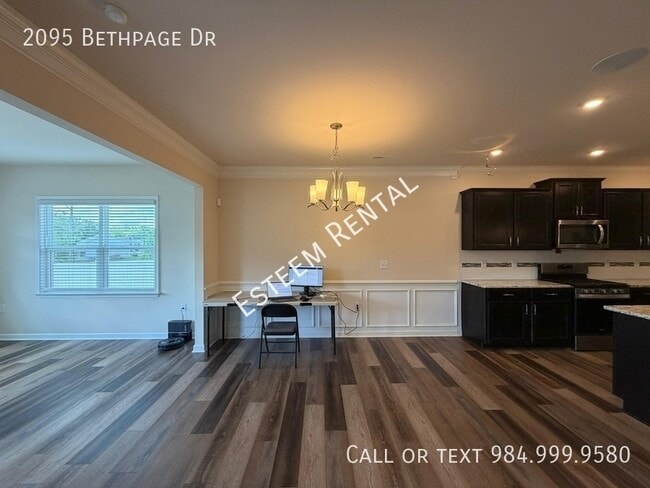 Building Photo - 2095 Bethpage Dr