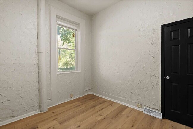 Building Photo - For Rent: Spacious 4 Bedroom Home in South...