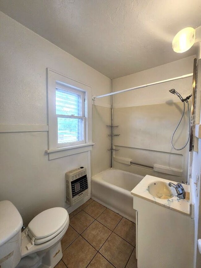 Building Photo - 1 Bed 1 Bath Upstairs Garage Apt in the Mi...
